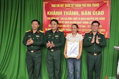 Ban CHQS TP Nha Trang bàn giao 'Nhà đồng đội'