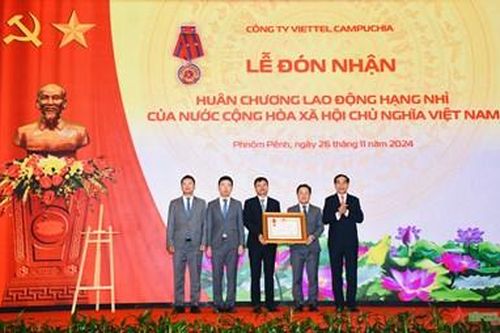 Metfone đón nhận Huân chương Lao động hạng Nhì