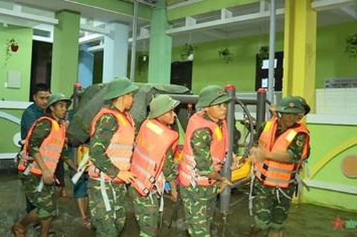 Bộ CHQS tỉnh Thừa Thiên Huế huy động lực lượng giúp dân khắc phục mưa lũ