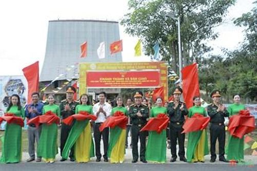 Binh đoàn 15 bàn giao công trình 'Sao sáng buôn làng'