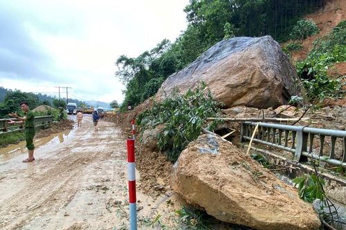 Ứng phó sạt lở đất, ngập lụt trên từng cây số