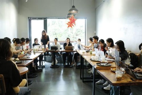 Sinh viên biểu diễn kịch hình thể để gây quỹ trồng rừng