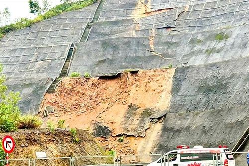 Miền Trung: Mưa lũ gây sạt lở, chia cắt nhiều nơi