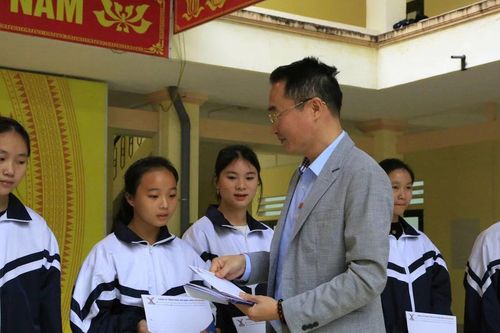 Báo Sài Gòn Giải Phóng và Tập đoàn GrowMax trao 400 triệu đồng học bổng cho học sinh nghèo Hà Giang