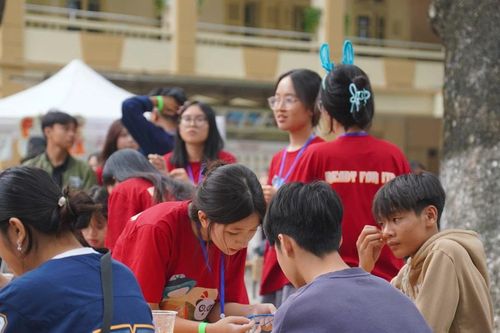 Học sinh tái chế giấy, nhựa thành các sản phẩm độc đáo