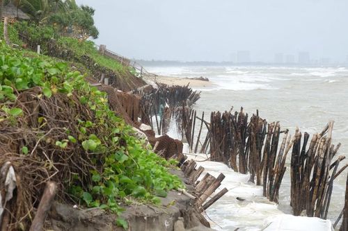 Sóng đánh sạt lở bờ biển Cẩm An – Hội An