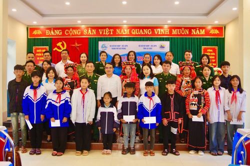 Nhiều phần quà ý nghĩa, thiết thực trong chương trình 'Đồng hành cùng phụ nữ biên cương' tại Ka Lăng