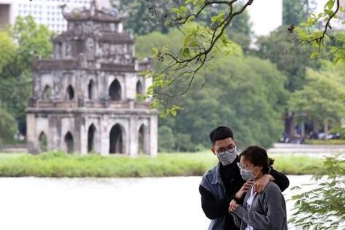 Người Hà Nội và du khách 'diện' áo ấm xuống phố đón đợt rét đầu mùa