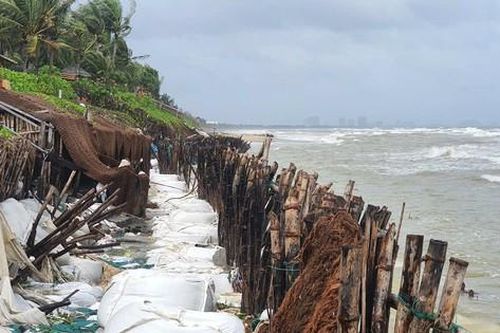 Sóng xé toạc hàng trăm mét bờ biển Hội An