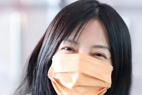 Triệu Vy vẫn cười sau khi bị cưỡng chế tài sản