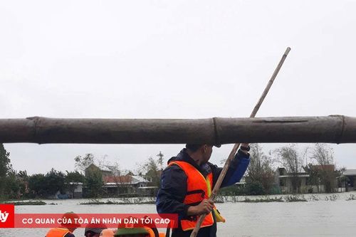 Người dân được lực lượng chức năng đưa đi cấp cứu kịp thời trong lũ