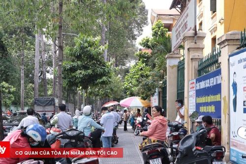 Nam sinh nghi ngã từ tầng 4 xuống đất tử vong