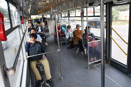 Cảnh thưa vắng trên xe buýt nhanh BRT và nhà chờ