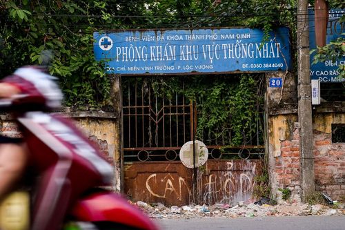 Cơ sở y tế bị bỏ hoang, thành nơi đổ rác thải sinh hoạt