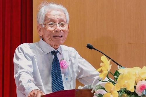 Phó giáo sư 89 tuổi dành 2 tỷ đồng tặng sinh viên nghèo