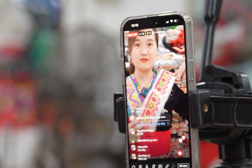 Cô gái người Mông khởi nghiệp thành công nhờ livestream Facebook