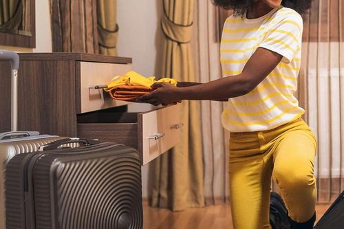 Mối nguy tiềm ẩn khi để quần áo vào tủ gỗ trong phòng khách sạn