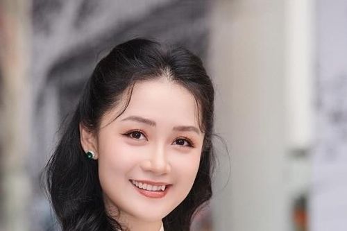 BTV Thu Hà VTV như 'nàng thơ', Hòa Minzy gây sốt với bức ảnh bên Sơn Tùng M-TP