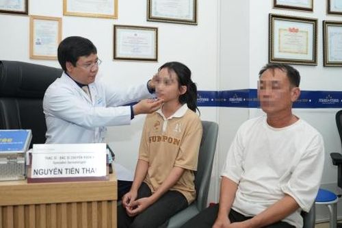Vượt hơn 400km tìm lại 'vẻ đẹp bình thường' cho con gái 15 tuổi