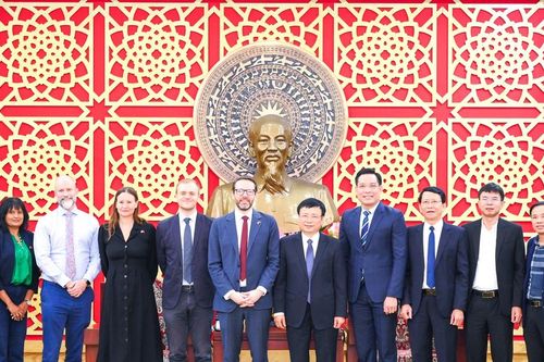 Đại sứ đặc mệnh toàn quyền Vương quốc Anh chào xã giao tỉnh Nghệ An