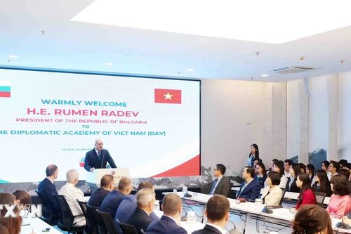 Tổng thống Bulgaria thăm và nói chuyện với sinh viên Học viện Ngoại giao