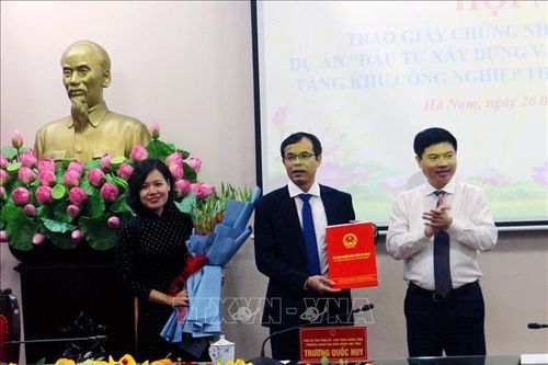Trao giấy chứng nhận đầu tư dự án khu công nghiệp hơn 2.600 tỷ đồng tại Hà Nam