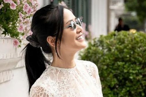 Diva Hồng Nhung với gu thời trang xuyên thấu ở tuổi trung niên