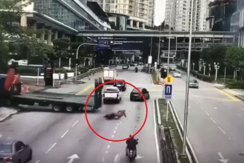 Xe tải lùi nhanh xuống đường khiến người đi xe máy tử vong