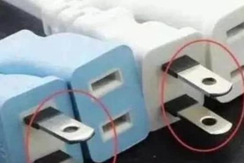 Hai lỗ trên phích cắm điện dẹt dùng để làm gì?