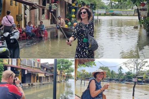 Khách Tây thích thú lội nước lụt chụp hình ở Hội An