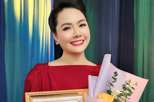 Lương Nguyệt Anh đón 'song hỉ lâm môn'