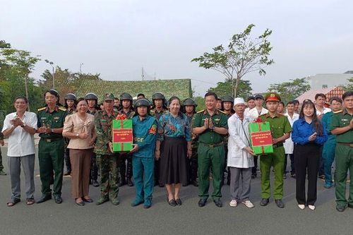 Thăm, tặng quà cán bộ, chiến sĩ tham gia thực binh diễn tập khu vực phòng thủ huyện Thoại Sơn