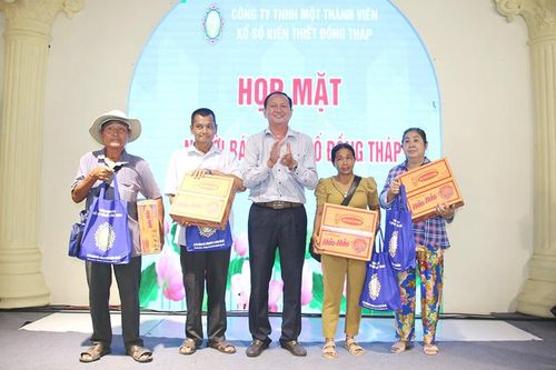 Ấm lòng những bữa tiệc dành cho người bán vé số lẻ