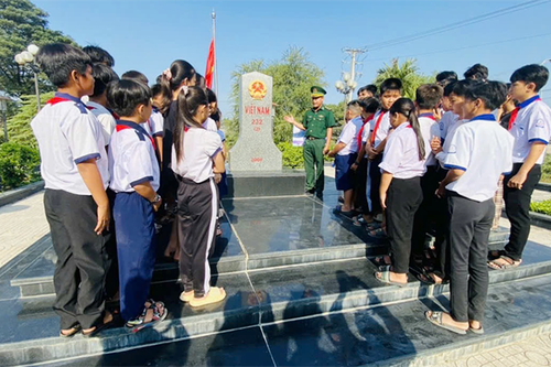 Chú trọng tuyên truyền biển, đảo và quản lý biên giới