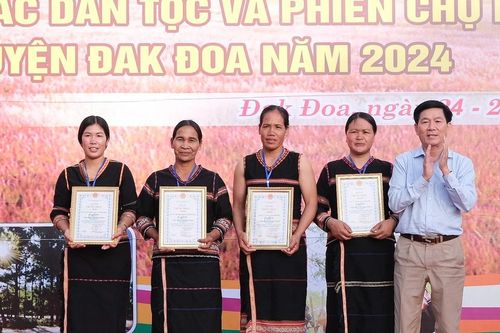 Trao giải thi tay nghề đan lát, dệt thổ cẩm cho các nghệ nhân huyện Đak Đoa