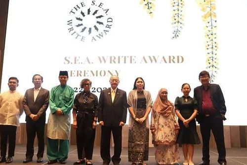Hai nhà văn Việt Nam nhận Giải thưởng Văn học ASEAN của Thái Lan