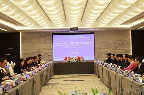 Hội đàm công tác giữa Đoàn đại biểu kinh tế - thương mại tỉnh Lào Cai (Việt Nam) và tỉnh Vân Nam (Trung Quốc)