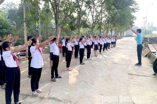 Hỗ trợ trường Tiểu học Mỹ Lâm 100 triệu đồng khắc phục hậu quả cơn bão số 3