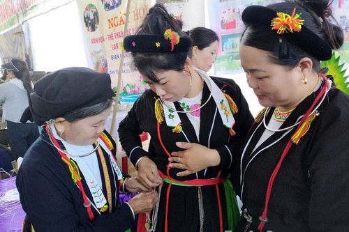 Giữ trang phục Sán Dìu