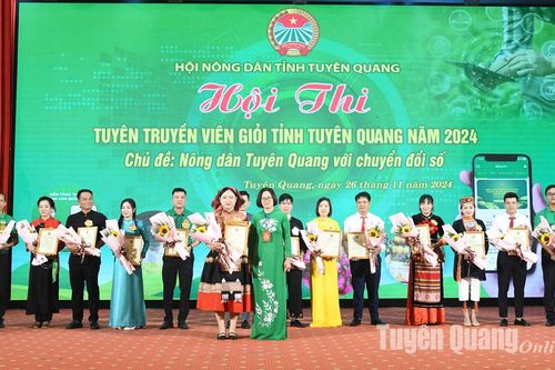 Thí sinh Văn Huyền Trang đạt giải Nhất Hội thi tuyên truyền viên giỏi Nông dân Tuyên Quang với chuyển đổi số