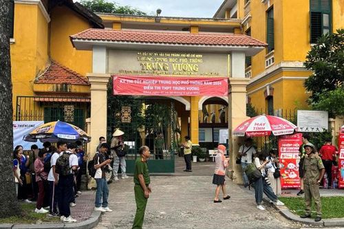Xác minh nam sinh lớp 11 nghi ngã từ tầng 4 xuống đất tử vong