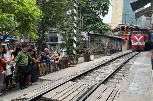Phạt 41 mô tô dừng đỗ cản trở tàu hỏa lưu thông