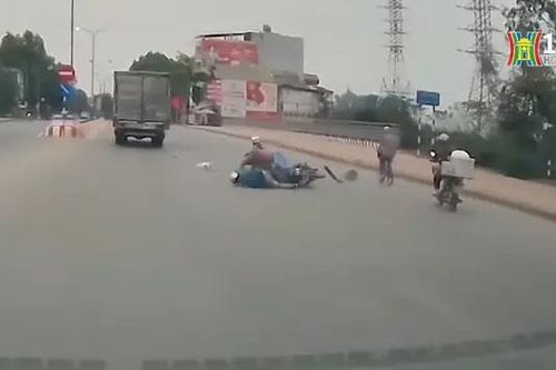 Va chạm vì xe máy phóng nhanh