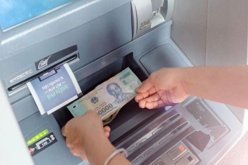 Có được nộp tiền tại cây ATM khác ngân hàng?