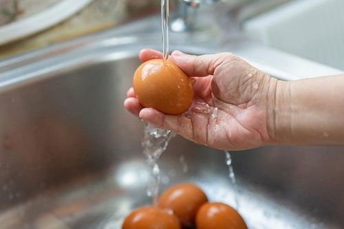 Có nên rửa sạch trứng trước khi bỏ vào tủ lạnh?
