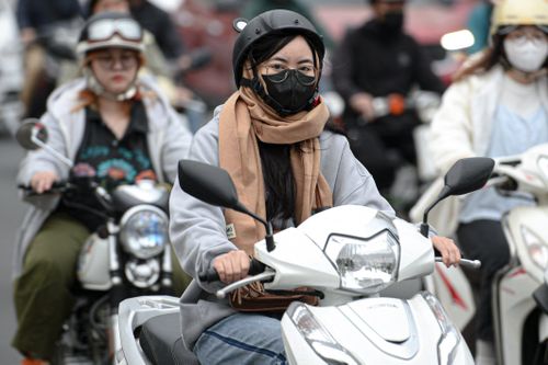 Người Hà Nội quàng khăn kín mít ra đường trong đợt rét đậm nhất từ đầu mùa