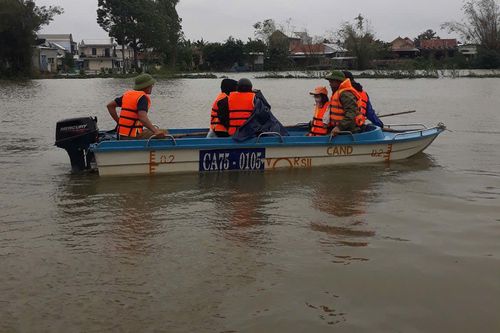 Công an vượt lũ đưa người phụ nữ bị sốt xuất huyết nguy kịch đi cấp cứu