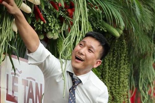 Chú rể ở Bình Định có hành động lạ khiến dân tình phải thốt lên 'chưa thấy đám cưới nào như thế'