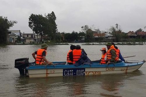 Vượt lũ đưa người phụ nữ bị sốt xuất huyết, nguy cơ đột quỵ đi cấp cứu