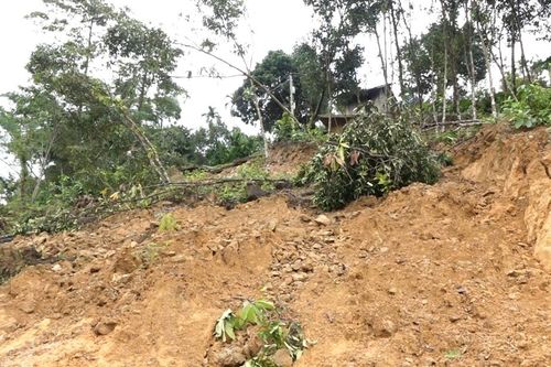Quảng Nam: Sơ tán 10 hộ dân sau khi phát hiện vết nứt